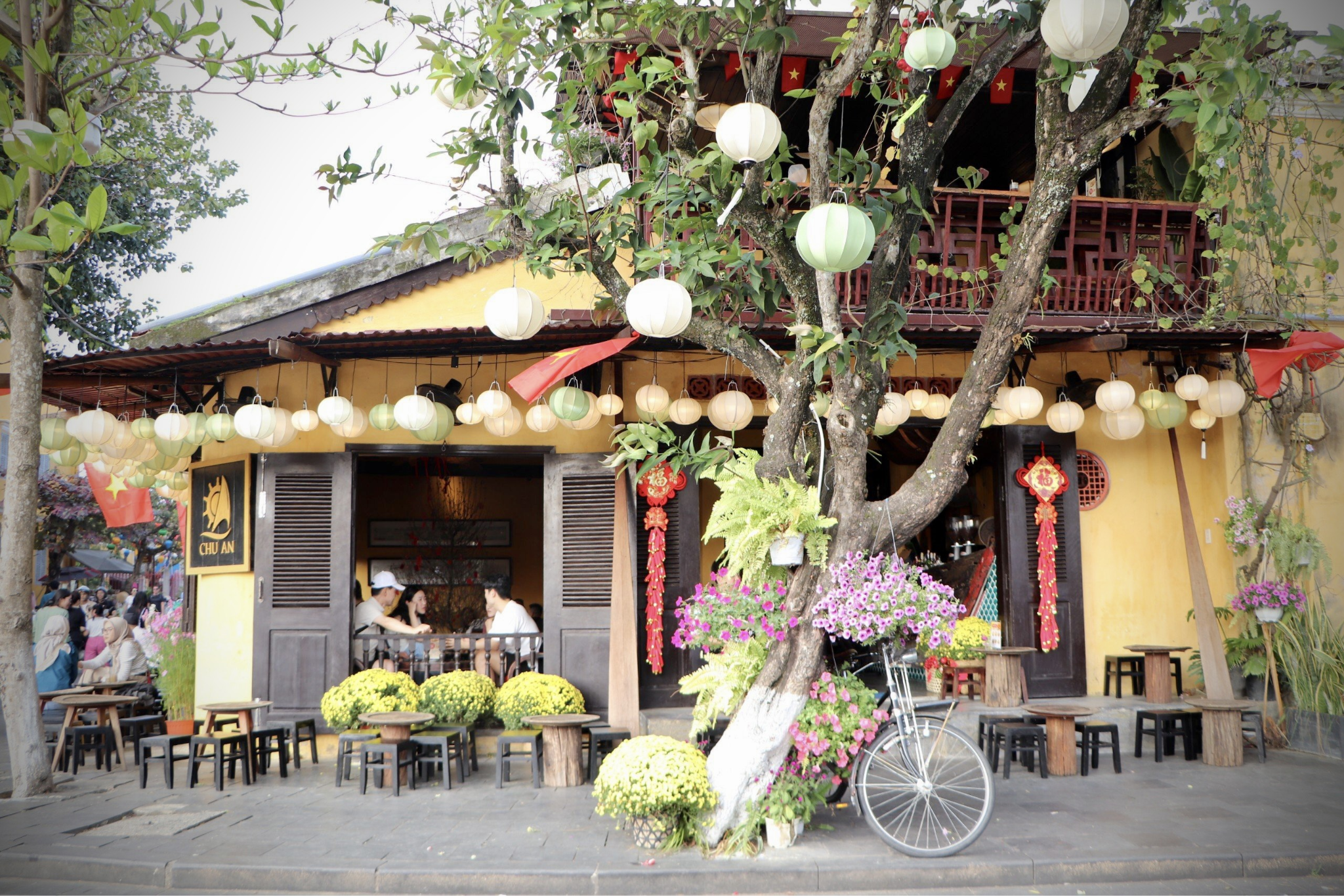 Strolling through Hoi An’s streets, you’ll be captivated by the yellow-walled houses, and centuries-old tile roofs that reflect Vietnamese, and Japanese architecture 